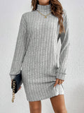 elegant-strikkjole-med-hoj-krave-komfort-og-stil-til-alle-arstider2